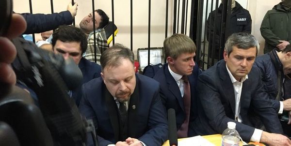 Адвокат Насирова повідомив, що вранці лікарі вирішать відпускати його в суд, чи ні. Адвокат Олександр Лисак відмовився розголошувати подробиці стану здоров'я підзахисного, а також те, чи був у нього інфаркт.