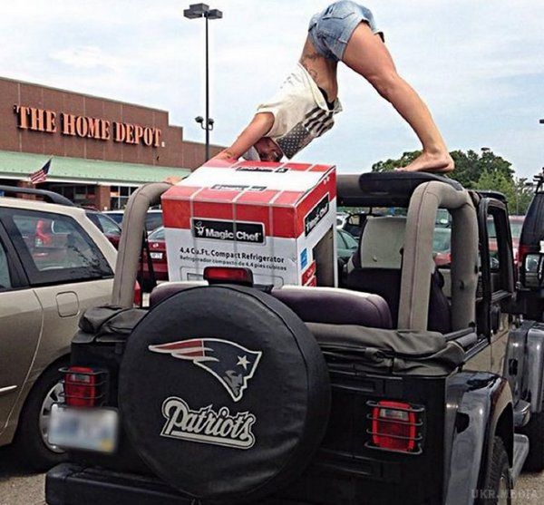  Дівчата з прекрасною розтяжкою і круті машини(Фото). У Instagram з'явилося нове дівоче співтовариство: jeepyoga.