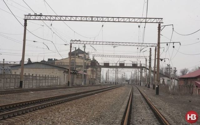 На Харківщині через муляж міни на коліях рух поїздів зупиняли на 4 години. У неділю на Харківщині через виявлення на залізничному мосту предмета, схожого  на протитанкову міну, рух поїздів зупинявся на 4,5 години. 