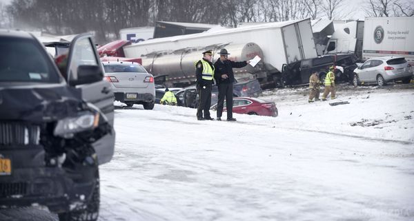 Сніговий шквал обрушився на США (відео). Сніговий шквал, що обрушився 3 березня на кілька північно-східних штатів США, спровокував ДТП в Пенсільванії з участю 32 машин.