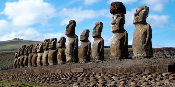 Розкрита загадка кам'яних статуй з острова Пасхи. Американські вчені з університету Каліфорнії розкрили таємницю кам'яних статуй з острова Пасхи.