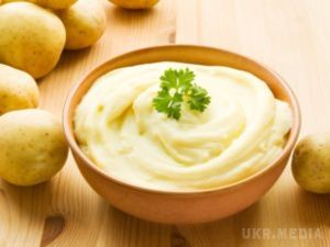 9 унікальних рецептів картопляного пюре (фото). Зрозуміло, картоплю слід ретельно очистити. Це стосується не тільки шкіри, але і «вічок». 