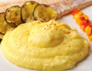 9 унікальних рецептів картопляного пюре (фото). Зрозуміло, картоплю слід ретельно очистити. Це стосується не тільки шкіри, але і «вічок». 