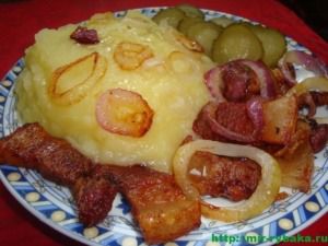 9 унікальних рецептів картопляного пюре (фото). Зрозуміло, картоплю слід ретельно очистити. Це стосується не тільки шкіри, але і «вічок». 