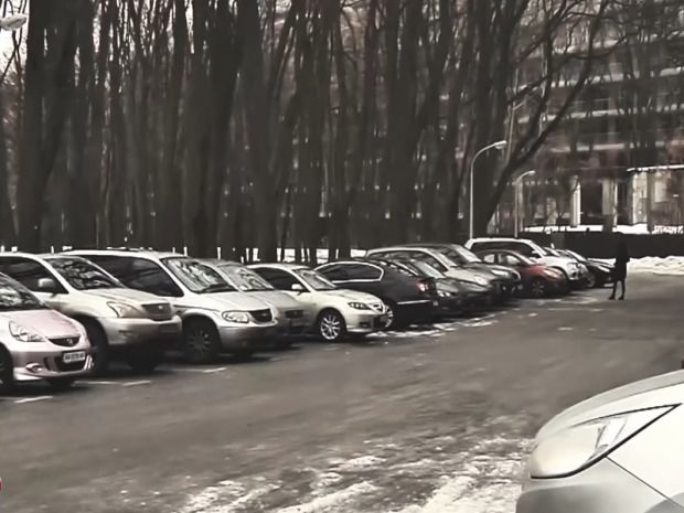 Журналісти показали розкішний автопарк українських суддів (відео). Авто можна було бачити під будівлею Верховного суду України, де відбувалися іспити для кандидатів на посаду суддів.