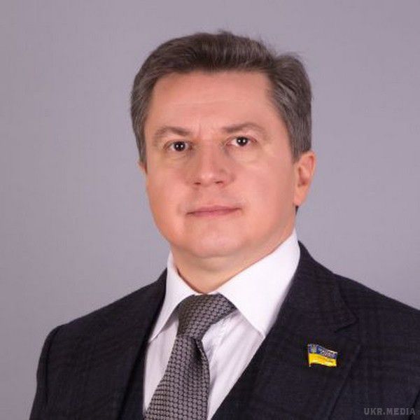 Азаров без діла не сидить: у чому підозрюють міністрів часів Януковича. Перед втечею з країни колишні міністри переписували майно на друзів і родичів, тепер же змінюють громадянство, намагаються зберегти активи, але сподіваються повернутися в Україну.