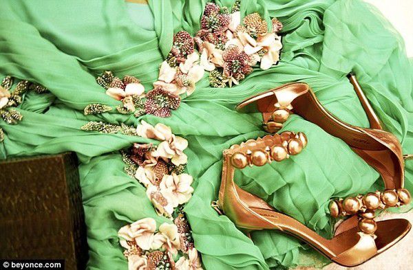 Вагітна Бейонсе засвітила груди на прем'єрі "Красуні і чудовиська"(фото). Вбрання, прикрашене квітами, співачка доповнила золотими босоніжками.