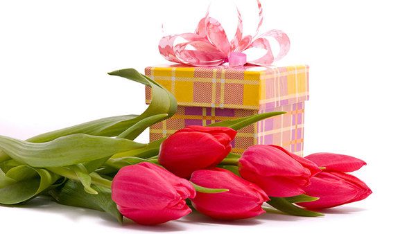 Привітання з 8 березня: смс листівки і вірші. 8 березня - Міжнародний Жіночий день, в який прийнято вітати слабка стать листівками, подарунками та віршами.