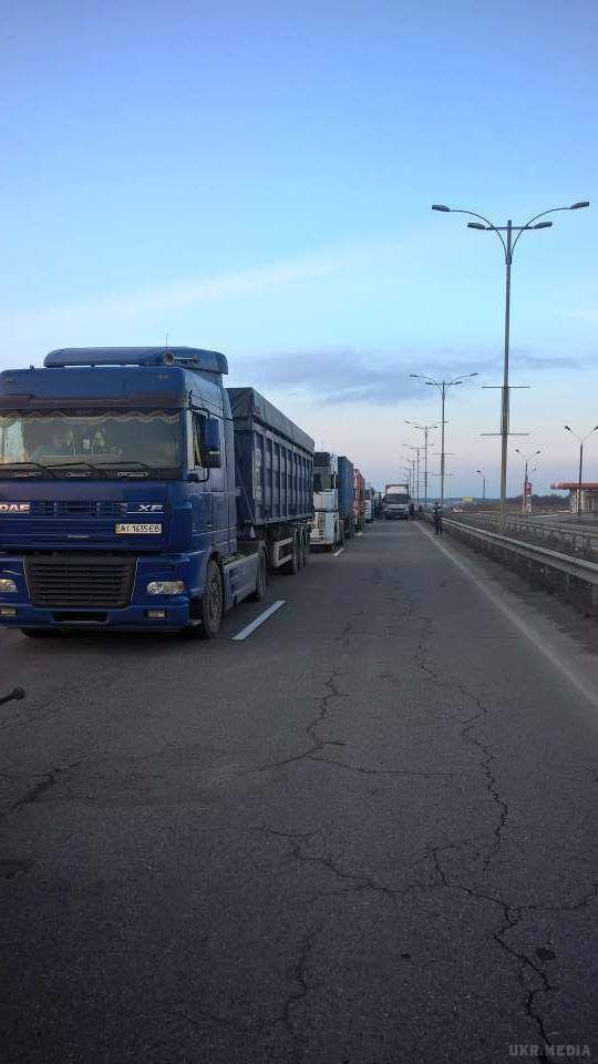 Протестувальники перекрили трасу Київ-Одеса. Траса перекрита в районі Уманського КП, пробка розтягнулася на багато кілометрів.
