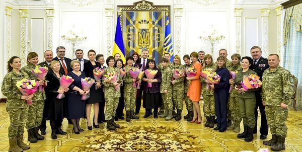 Президент України Петро Порошенко розповів, скільки жінок служать в ЗСУ. Порошенко впевнений, що українське військо непереможне завдяки жінкам, які поповнили лави Збройних сил України.