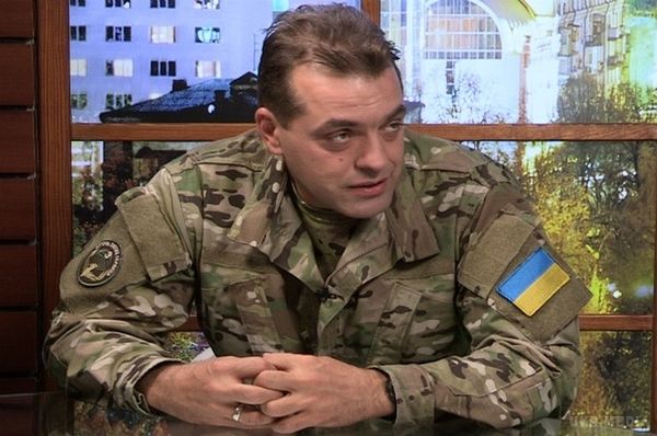 Радник Президента України пояснив, чи введуть в країні воєнний стан. Україна не буде вводити воєнний стан, оскільки не хоче розпочинати війни з ядерною державою, у якій армія у 4,5 раза більша, ніж українська.
