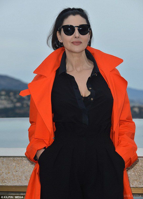 Моніка Беллуччі порадувала спокусливим чином (фото). Італійська кіноактриса Моніка Белуччі стала зіркою 14 Кінофестивалю комедії в Монте-Карло.