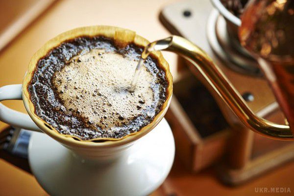 Кава з гарячим шоколадом допомагає сконцентрувати увагу. Наукові співробітники Університету штату Джорджія у США прийшли до висновку, що чашка кави з молоком або шоколадом допомагає людині сконцентрувати свою увагу на виконання будь-якої роботи.