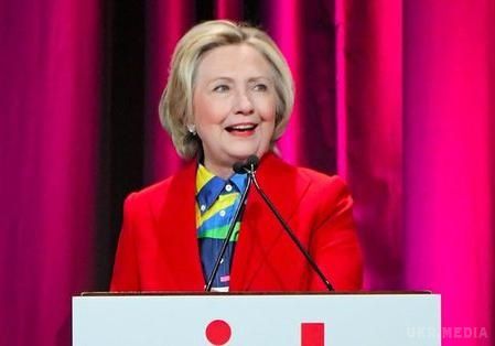 Хілларі Клінтон символічно одяглася з нагоди Жіночого дня (фото). Колишній Державний секретар США Хілларі Клінтон звернулася до жінок з нагоди 8 березня. 