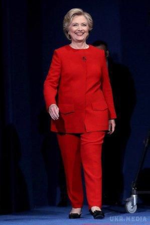 Хілларі Клінтон символічно одяглася з нагоди Жіночого дня (фото). Колишній Державний секретар США Хілларі Клінтон звернулася до жінок з нагоди 8 березня. 