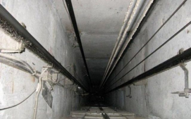 У Харкові двоє чоловіків впали у шахту ліфта. Харків'яни впали в шахту ліфта покинутої п'ятиповерхової недобудови