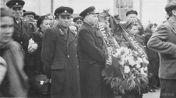 В мережі унікальне невідоме раніше відео похорону Сталіна. У 1961 році диктатора перепоховали під Кремлівською стіною