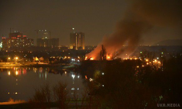 У Києві спалахнула потужна пожежа на території оздоровчого комплексу. Відео. Є потерпілий.