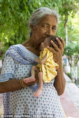 Індіанка стала матір'ю в 72 роки: наслідки пізніх пологів (фото). Мешканка Індії, яка вперше стала матір'ю в 72 роки, розповіла про те, як пізні пологи вплинули на стан її здоров'я.