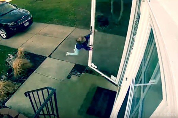В Огайо чотирирічну дівчинку ледь не забрав вітер(відео)). Дівчинка хотіла відкрити скляні двері свого будинку, як раптовий порив стихії підняв її.