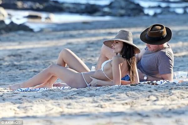  Модель і актриса Емілі Ратаковски засвітила принади у відвертому купальнику на пляжі. Дівчина вибрала білий відвертий купальник, а в якості головного убору - солом'яний капелюх. 