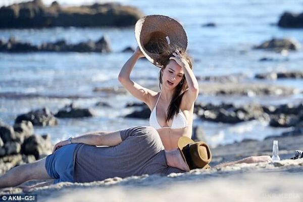  Модель і актриса Емілі Ратаковски засвітила принади у відвертому купальнику на пляжі. Дівчина вибрала білий відвертий купальник, а в якості головного убору - солом'яний капелюх. 