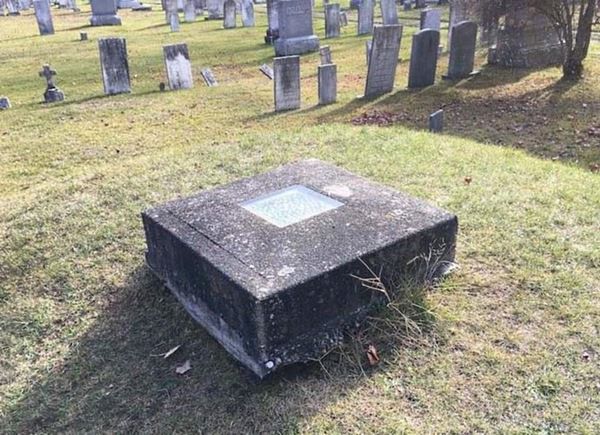 Лікар Тімоті Кларк Сміт боявся бути похованим заживо і змайстрував особливу труну... Тепер на його могилу ходять натовпи туристів!