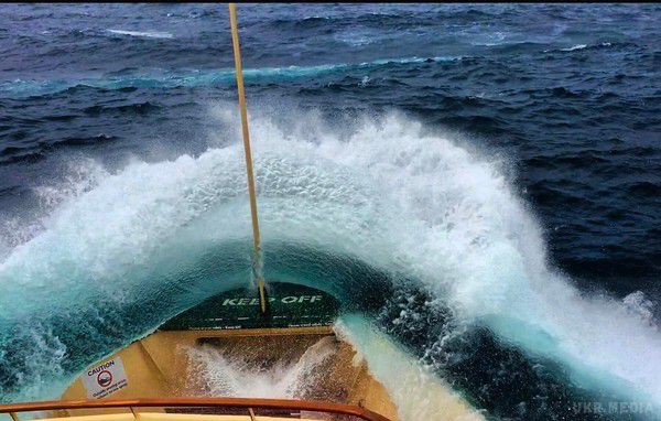У Північній частині Атлантичного океану вчені зафіксували велетенську хвилю заввишки 19 м. Відео. Працівник порому в австралійському Сіднеї Хейг Гілкрайст сфотографував велетенську хвилю, яка вдарила об борт його судна