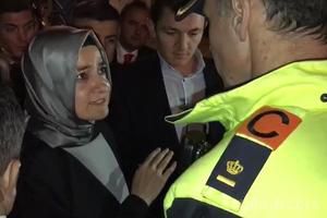 Нідерланди депортували турецького міністра. Влада Нідерландів оголосили у справах сім'ї та соціальної політики Туреччини "небажаним іноземцем".