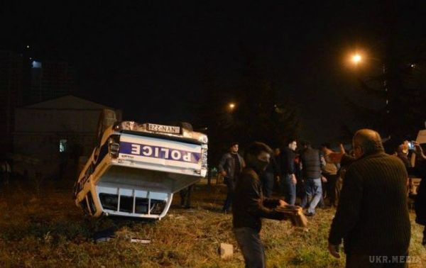 Заворушення в Батумі: кількість постраждалих у сутичках зросла до 33. У результаті заворушень у Батумі ( Грузія ) в ніч на 12 березня загалом постраждало 33 людини, 15 із яких поліцейські.