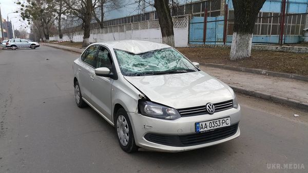 Уламки розлетілися на 25 метрів: у Києві сталося велике ДТП. У Києві сталася велика аварія: автомобіль Volkswagen збив жінку на велосипеді.