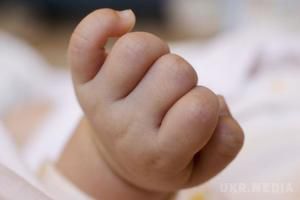 Страшна історія на Донбасі: діти знайшли в землі тіло немовляти. Мати стверджує, що народила вже мертву дитину.