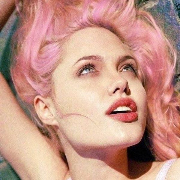 Анджеліна Джолі здивувала шанувальників рожевими волоссям. Легендарна голлівудська актриса Анджеліна Джолі з'явилася перед шанувальниками з рожевим волоссям.