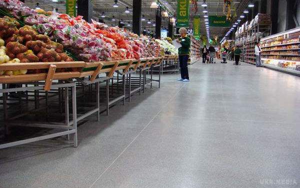 В одному з супермаркетів Києва охоронці побили дитину. У Києві клієнти звинувачують охоронців супермаркету " Мегамаркет" в тому, що вони побили 15-річного хлопчика.