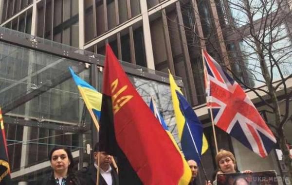 В Лондоні пікетували резиденцію Ахметова (фото, відео). Активісти просять британські служби перевірити, чи не фінансує український олігарх роботою своїх підприємств армію терористів/окупантів.