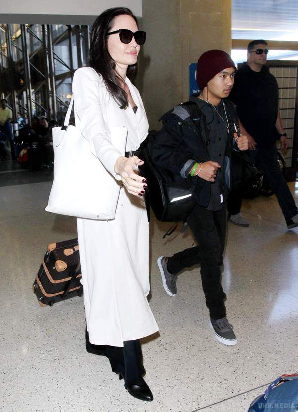 Анджеліна Джолі покращала після розлучення з Бредом Піттом. Джолі з валізою від Louis Vuitton була помічена в аеропорту Лос-Анджелеса.