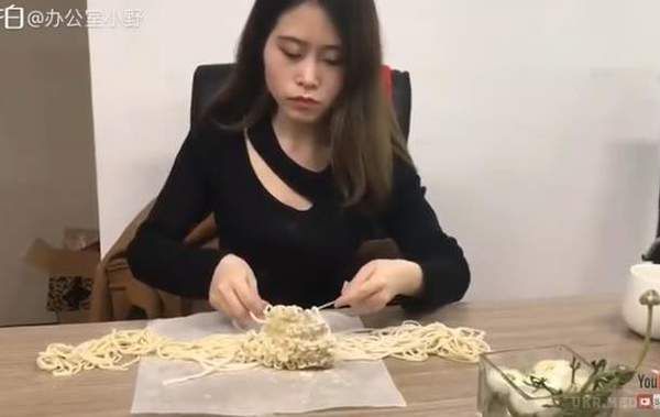 Китаянка здивувала Мережу кулінарними шедеврами, приготованими в офісі (Відео). Дівчина використовувала праску, системний блок та інші предмети для готування обіду.