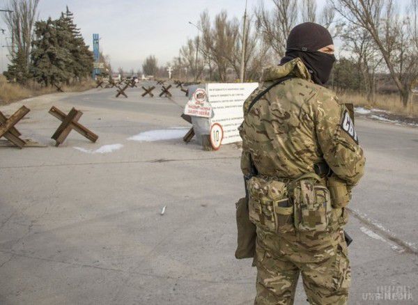 На Донбасі в зоні АТО СБУ затримала понад 43 людей з вогнепальною зброєю та пляшками із запальною сумішшю.  Відмова скласти зброю поліції став підставою для затримання 43 осіб