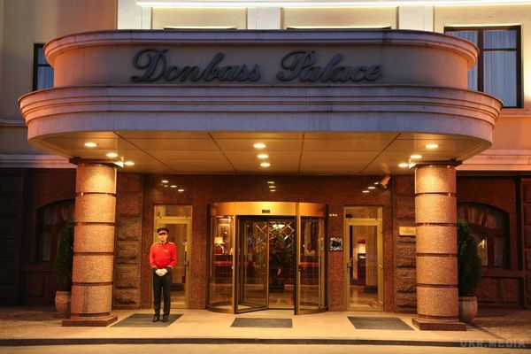 У Ахметова розповіли, скільки готелів в Донецьку віджали у нього бойовики. Бойовики терористичної "ДНР" сьогодні захопили в окупованому Донецьку два елітних готелю, які належать бізнесменові Рінату Ахметову.