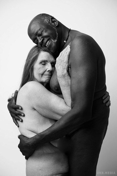 Закохані 75-річний чоловік та 70-річна жінка роздяглися для гарних фото. Фотограф з американського міста Тусон, робить сміливі фотосесії, розкривають красу людського тіла.
