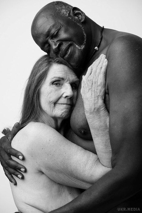 Закохані 75-річний чоловік та 70-річна жінка роздяглися для гарних фото. Фотограф з американського міста Тусон, робить сміливі фотосесії, розкривають красу людського тіла.