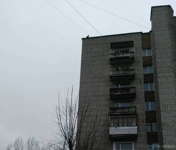 Восьмикласник намагався викинутися з даху дев'ятиповерхівки на Львівщині (фото). На місце події виїхали працівники поліції, психолог, а також представники інших служб.