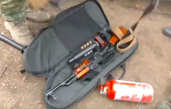 Опубліковано відео вилученої зброї у блокадників на Донбасі. В Мережі опублікували відеозапис вилучення правоохоронцями зброї у блокадників на Донбасі.