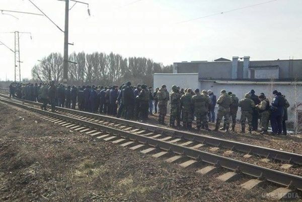  "За день блокади учасникам пропонували по 400 гривень"- нацполіція.  Про це повідомила прес-служба Нацполіції в Донецькій області вночі, 14 березня.