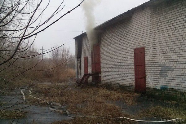 У Лисичанську загорілася підстанція. Вогонь знищив трансформатор, який подавав напругу на залізничні комунікації.