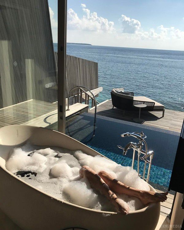 Співачка Олена Темнікова порадувала шанувальників показавши спокусливу фігуру в купальнику. Темнікова опублікувала фото з відпочинку на Мальдівах.