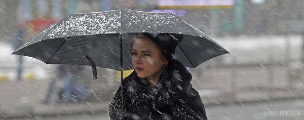 В Україну завтра йде суттєве погіршення погоди: практично скрізь очікується дощ і навіть мокрий сніг. Дощі, мокрий сніг, поривчастий вітер і зниження температури повітря не так по градусах, як по відчуттях.