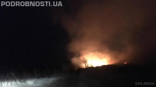 Пожежа під Києвом досягла розміру кількох сіл. Розгорілася масштабна пожежа під Києвом. Площа горіння досягає розміру декількох сіл.