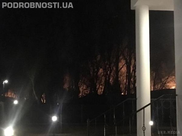 Пожежа під Києвом досягла розміру кількох сіл. Розгорілася масштабна пожежа під Києвом. Площа горіння досягає розміру декількох сіл.