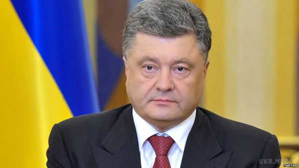 Порошенко сказав, яке рішення "подарує окуповані райони Путіну". Глава держави Петро Порошенко вважає, що ухвалення закону про окуповані території Донбасу "відріже частину України". 